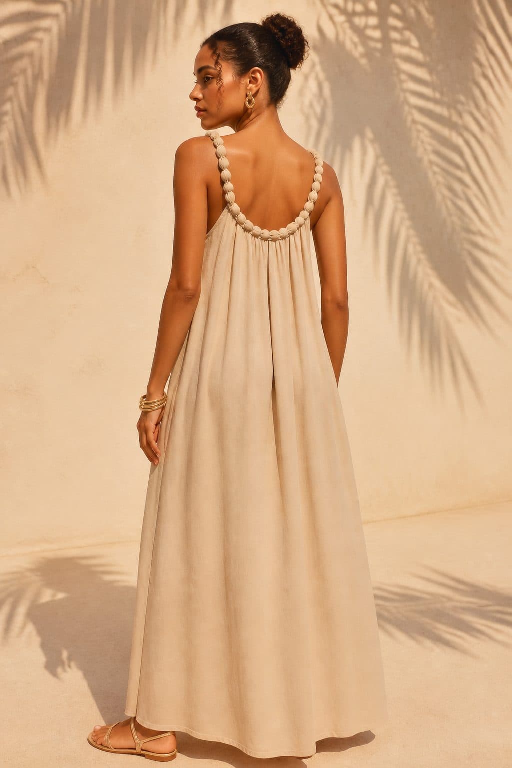 Costas do vestido midi de alças trabalhadas