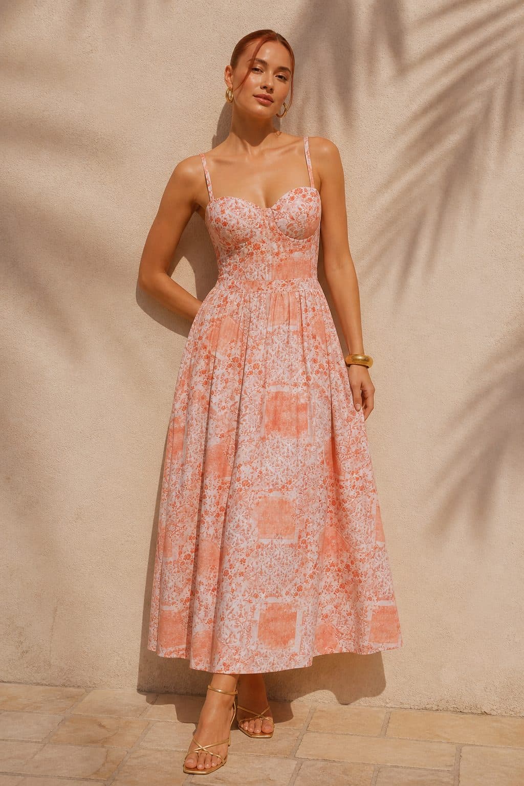Vestido floral bustier de perto